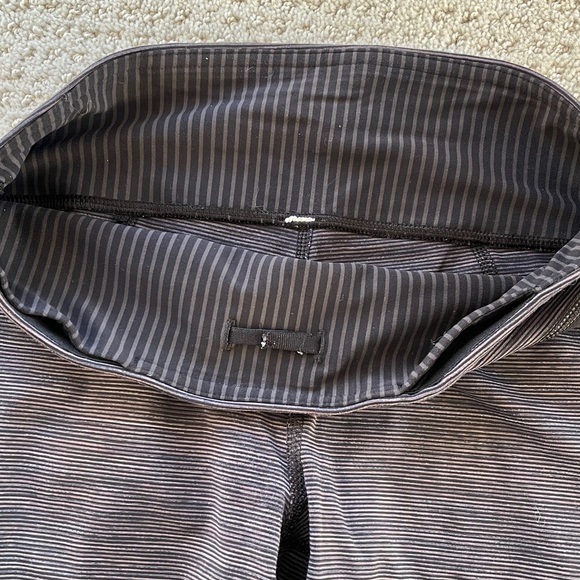 Lululemon black heather grey stripe capris small - Picture 5 of 8